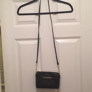 Cute quick nite out cross body. Fits the basics💄